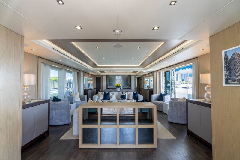 SUNSET Main Salon 01